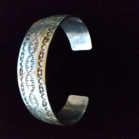 VINTAGE Signed Native American Navajo Sterling Silver Wide Cuff Bracelet - Picture 3 of 16